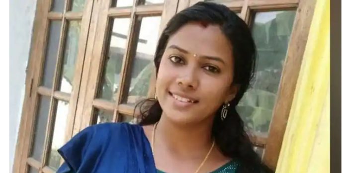 ‘പ്രജീവിനെ വീഡിയോക്കോളിൽ വിളിച്ചാണ് ആത്മഹത്യ ചെയ്തത്’ ; ആരോപണവുമായി ശരണ്യയുടെ കുടുംബം ‘പ്രജീവിനെ വീഡിയോക്കോളിൽ വിളിച്ചാണ് ആത്മഹത്യ ചെയ്തത്’ ; ആരോപണവുമായി ശരണ്യയുടെ കുടുംബം
