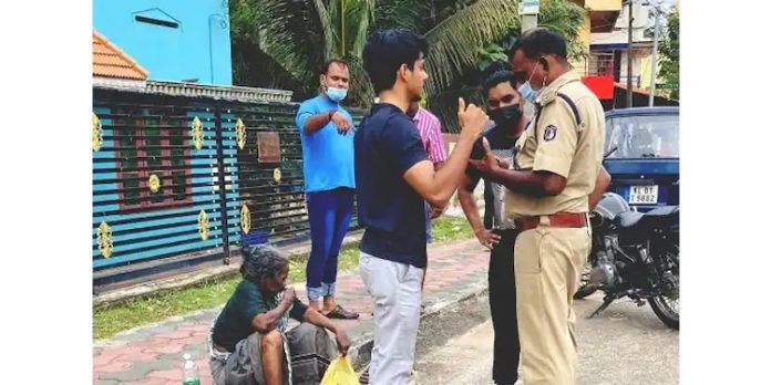വഴിയരികില് ഉപേക്ഷിക്കപ്പെട്ട വൃദ്ധമാതാവിന് തുണയായി യുവാവ് വഴിയരികില് ഉപേക്ഷിക്കപ്പെട്ട വൃദ്ധമാതാവിന് തുണയായി യുവാവ്