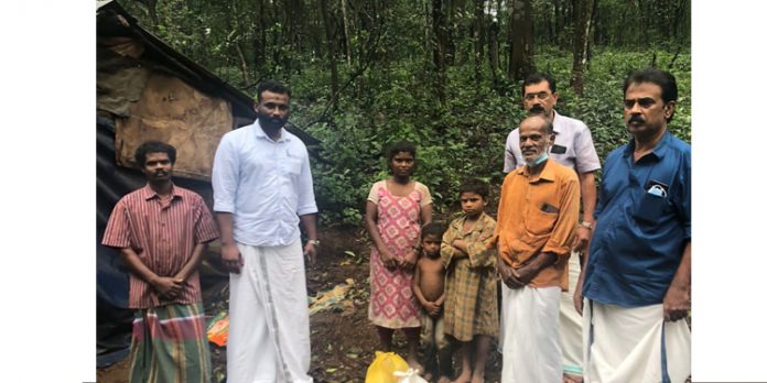 മഞ്ഞത്തോട് താമസിക്കുന്ന ആദിവാസി കുടുംബങ്ങൾക്ക് ആവശ്യസാധനങ്ങൾ എത്തിച്ചു നൽകി ബിജെപി മഞ്ഞത്തോട് താമസിക്കുന്ന ആദിവാസി കുടുംബങ്ങൾക്ക് ആവശ്യസാധനങ്ങൾ എത്തിച്ചു നൽകി ബിജെപി