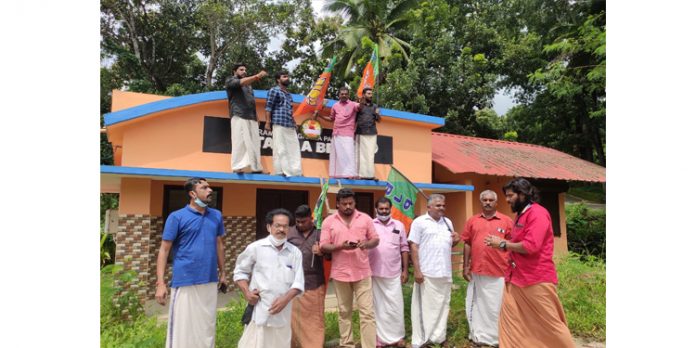 ടേക്ക് എ ബ്രേക്ക് അടിയന്തിരമായി തുറന്നുകൊടുക്കണം ; ബിജെപി റീത്തു വെച്ച് പ്രതിഷേധിച്ചു ടേക്ക് എ ബ്രേക്ക് അടിയന്തിരമായി തുറന്നുകൊടുക്കണം ; ബിജെപി റീത്തു വെച്ച് പ്രതിഷേധിച്ചു