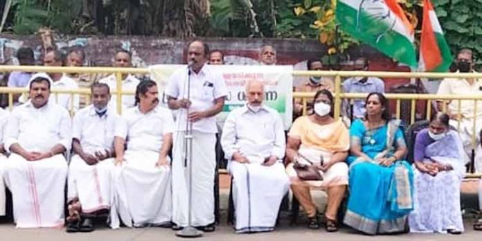 വൈദ്യുതി ചാര്ജ്ജ് വര്ദ്ധനവില് പ്രതിഷേധിച്ച് മുളക്കുഴ മണ്ഡലം കോണ്ഗ്രസ് കമ്മിറ്റി ധര്ണ്ണ നടത്തി വൈദ്യുതി ചാര്ജ്ജ് വര്ദ്ധനവില് പ്രതിഷേധിച്ച് മുളക്കുഴ മണ്ഡലം കോണ്ഗ്രസ് കമ്മിറ്റി ധര്ണ്ണ നടത്തി