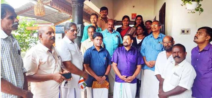 ചെട്ടികുളങ്ങര ദേവീക്ഷേത്രം പുറപ്പെടാ മേല്ശാന്തി ശംഭു നമ്പൂതിരിയെ കോണ്ഗ്രസ് വെണ്മണി മണ്ഡലം കമ്മിറ്റി ആദരിച്ചു ചെട്ടികുളങ്ങര ദേവീക്ഷേത്രം പുറപ്പെടാ മേല്ശാന്തി ശംഭു നമ്പൂതിരിയെ കോണ്ഗ്രസ് വെണ്മണി മണ്ഡലം കമ്മിറ്റി ആദരിച്ചു
