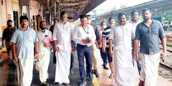 ചെങ്ങന്നൂര് റെയില്വേ സ്റ്റേഷന് ലോകോത്തര നിലവാരത്തിലേക്ക് ഉയര്ത്തുന്നതിന്റെ പ്രാരംഭ നടപടികള് ആരംഭിച്ചു ചെങ്ങന്നൂര് റെയില്വേ സ്റ്റേഷന് ലോകോത്തര നിലവാരത്തിലേക്ക് ഉയര്ത്തുന്നതിന്റെ പ്രാരംഭ നടപടികള് ആരംഭിച്ചു
