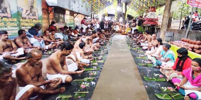പിതൃ പരമ്പരകള്ക്ക് വാവൂട്ടി : കല്ലേലി കാവില് കര്ക്കടക വാവ് ബലി തര്പ്പണം നടന്നു പിതൃ പരമ്പരകള്ക്ക് വാവൂട്ടി : കല്ലേലി കാവില് കര്ക്കടക വാവ് ബലി തര്പ്പണം നടന്നു