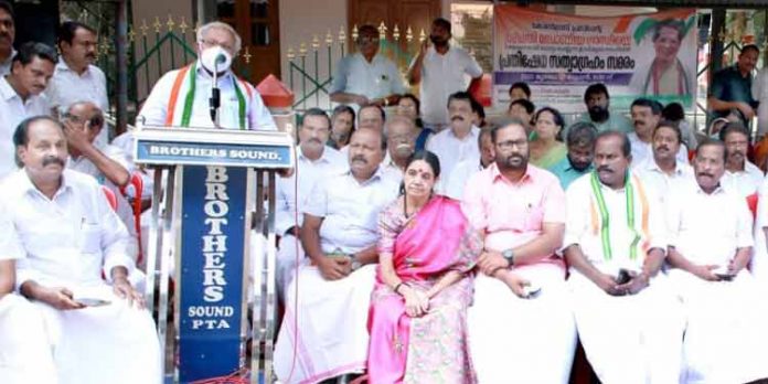 മോഡി സര്ക്കാര് ജനാധിപത്യ ധ്വംസനം നടത്തുന്നു ; പ്രൊഫ.പി.ജെ കുര്യന് മോഡി സര്ക്കാര് ജനാധിപത്യ ധ്വംസനം നടത്തുന്നു ; പ്രൊഫ.പി.ജെ കുര്യന്