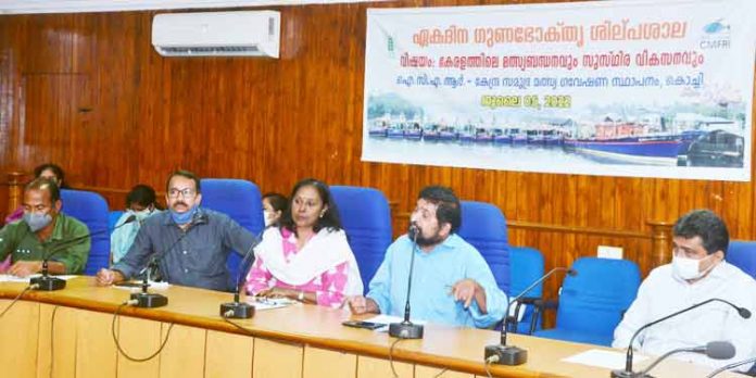 അനിയന്ത്രിത ചെറുമത്സ്യബന്ധനം കേരളത്തിലെ സമുദ്രമത്സ്യമേഖലയ്ക്ക് നഷ്ടമുണ്ടാക്കുന്നു ; ശിൽപശാലയിൽ വിദഗ്ധർ അനിയന്ത്രിത ചെറുമത്സ്യബന്ധനം കേരളത്തിലെ സമുദ്രമത്സ്യമേഖലയ്ക്ക് നഷ്ടമുണ്ടാക്കുന്നു ; ശിൽപശാലയിൽ വിദഗ്ധർ