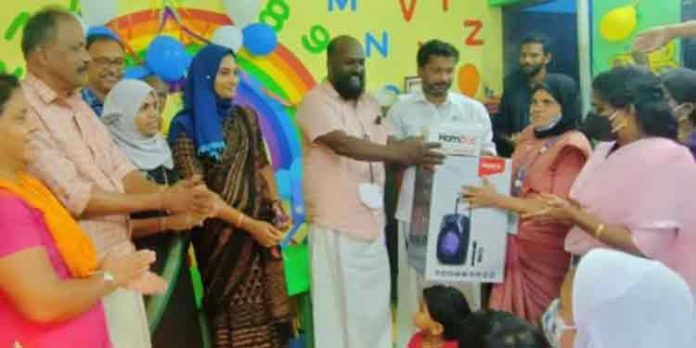 അങ്കണവാടികള്ക്ക് ഫസ്റ്റ് എയ്ഡ് ബോക്സും മൈക്ക് സെറ്റും വിതരണം ചെയ്തു അങ്കണവാടികള്ക്ക് ഫസ്റ്റ് എയ്ഡ് ബോക്സും മൈക്ക് സെറ്റും വിതരണം ചെയ്തു