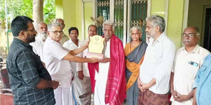 ആലാ വാസുദേവൻ പിള്ളയ്ക്ക് കേരള സംസ്ഥാന ജനകീയ പ്രതിരോധ സമിതി ആദരവ് അർപ്പിച്ചു ആലാ വാസുദേവൻ പിള്ളയ്ക്ക് കേരള സംസ്ഥാന ജനകീയ പ്രതിരോധ സമിതി ആദരവ് അർപ്പിച്ചു