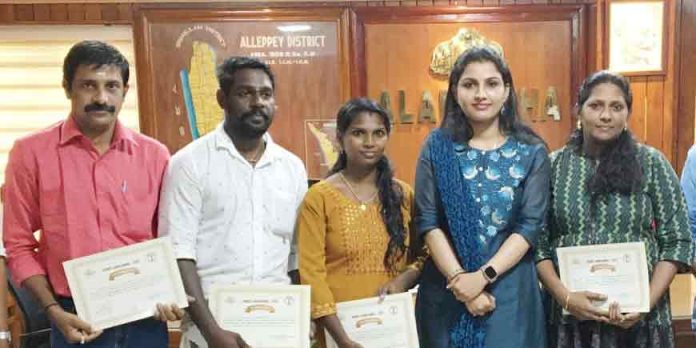 സാക്ഷരതാ മിഷന് ജില്ലാതല രചനാ മത്സര വിജയികള്ക്ക് സമ്മാനങ്ങള് നല്കി സാക്ഷരതാ മിഷന് ജില്ലാതല രചനാ മത്സര വിജയികള്ക്ക് സമ്മാനങ്ങള് നല്കി