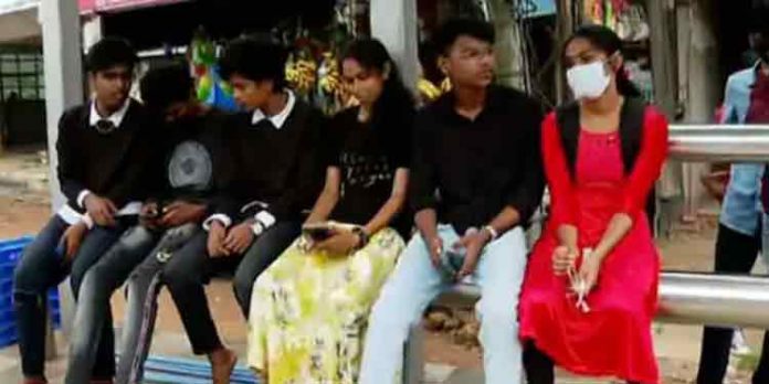 ബസ് സ്റ്റോപ്പില് വിദ്യാർത്ഥികളുടെ പ്രതിഷേധം ബസ് സ്റ്റോപ്പില് വിദ്യാർത്ഥികളുടെ പ്രതിഷേധം