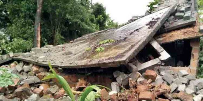 കനത്ത മഴയെ തുടര്ന്ന് നിര്മാണത്തിലിരിക്കുന്ന ഇരുനില വീട് തകര്ന്നു കനത്ത മഴയെ തുടര്ന്ന് നിര്മാണത്തിലിരിക്കുന്ന ഇരുനില വീട് തകര്ന്നു