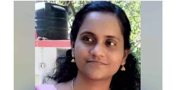 തിരുവല്ലയിൽ അധ്യാപിക ട്രെയിനിൽ നിന്ന് വീണ് മരിച്ച സംഭവം ; അന്വേഷണം ആവശ്യപ്പെട്ട് കുടുംബം തിരുവല്ലയിൽ അധ്യാപിക ട്രെയിനിൽ നിന്ന് വീണ് മരിച്ച സംഭവം ; അന്വേഷണം ആവശ്യപ്പെട്ട് കുടുംബം
