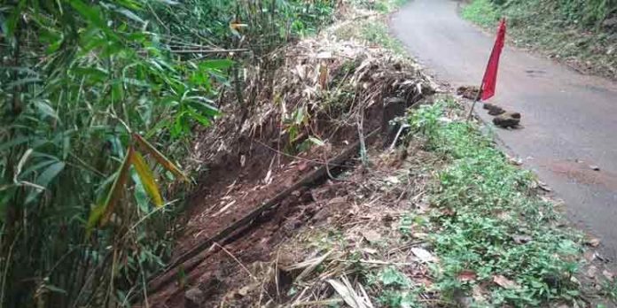 മണ്ണീറ റോഡിന്റെ അപകടകരമായ ഭാഗത്ത് ക്രാഷ് ബാരിയർ സ്ഥാപിക്കണം മണ്ണീറ റോഡിന്റെ അപകടകരമായ ഭാഗത്ത് ക്രാഷ് ബാരിയർ സ്ഥാപിക്കണം