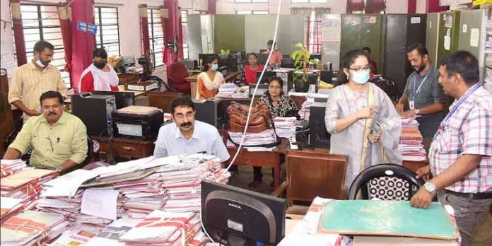ഫയല് തീര്പ്പാക്കൽ : ജില്ലയിലെ സര്ക്കാര് ഓഫീസുകള് ഞായറാഴ്ച പ്രവര്ത്തിച്ചു ഫയല് തീര്പ്പാക്കൽ : ജില്ലയിലെ സര്ക്കാര് ഓഫീസുകള് ഞായറാഴ്ച പ്രവര്ത്തിച്ചു