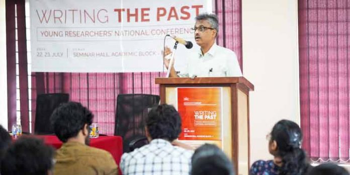 സമൂഹത്തിന്റെ പൊതുബോധത്തെ നയിക്കുന്നതിൽ ചരിത്ര ഗവേഷകർക്ക് നിർണ്ണായക പങ്ക് : ഡോ.എ.ആർ വെങ്കിടാചലപതി സമൂഹത്തിന്റെ പൊതുബോധത്തെ നയിക്കുന്നതിൽ ചരിത്ര ഗവേഷകർക്ക് നിർണ്ണായക പങ്ക് : ഡോ.എ.ആർ വെങ്കിടാചലപതി
