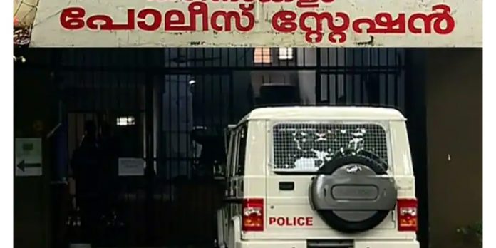 സമൂഹമാധ്യമത്തിലെ സ്പര്ധയുളവാകുന്ന പോസ്റ്റ് : തലശ്ശേരി സ്വദേശിയെ ചോദ്യം ചെയ്യാൻ തീവ്രവാദ വിരുദ്ധ സ്ക്വാഡ് സമൂഹമാധ്യമത്തിലെ സ്പര്ധയുളവാകുന്ന പോസ്റ്റ് : തലശ്ശേരി സ്വദേശിയെ ചോദ്യം ചെയ്യാൻ തീവ്രവാദ വിരുദ്ധ സ്ക്വാഡ്