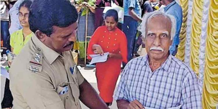 നീറ്റ് പരീക്ഷയെഴുതി എഴുപതുകാരന് നീറ്റ് പരീക്ഷയെഴുതി എഴുപതുകാരന്