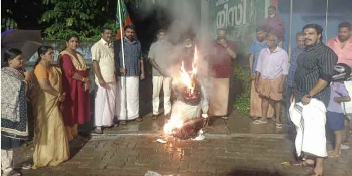 ബിജെപി പ്രമാടം ഏരിയ കമ്മിറ്റി ഷംസീറിന്റെ കോലം കത്തിച്ച് പ്രതിഷേധിച്ചു ബിജെപി പ്രമാടം ഏരിയ കമ്മിറ്റി ഷംസീറിന്റെ കോലം കത്തിച്ച് പ്രതിഷേധിച്ചു