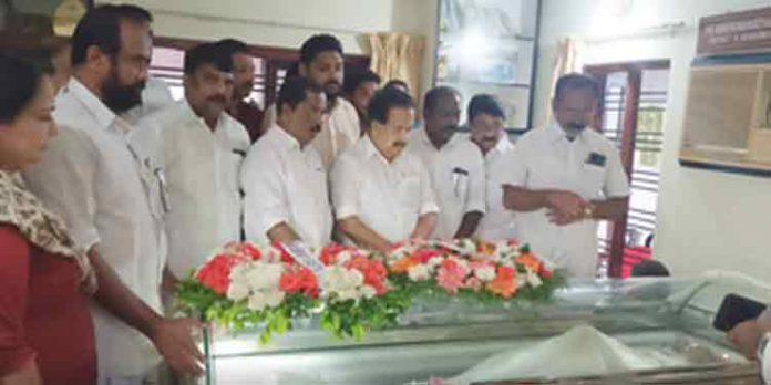 എൻഎസ്എസ് മുൻ പ്രസിഡന്റ് നരേന്ദ്രനാഥൻ നായരുടെ വസതിയിലെത്തി രമേശ് ചെന്നിത്തല അന്തിമോപചാരമർപ്പിച്ചു എൻഎസ്എസ് മുൻ പ്രസിഡന്റ് നരേന്ദ്രനാഥൻ നായരുടെ വസതിയിലെത്തി രമേശ് ചെന്നിത്തല അന്തിമോപചാരമർപ്പിച്ചു