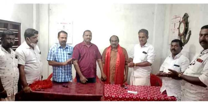 അങ്ങാടി ഗ്രാമ പഞ്ചായത്ത് വൈസ് പ്രസിഡന്റായി തെരഞ്ഞെടുക്കപ്പെട്ട പി.എസ് സതീഷ് കുമാറിന് സി.പി.ഐ റാന്നി മണ്ഡലം കമ്മറ്റി സ്വീകരണം നല്കി അങ്ങാടി ഗ്രാമ പഞ്ചായത്ത് വൈസ് പ്രസിഡന്റായി തെരഞ്ഞെടുക്കപ്പെട്ട പി.എസ് സതീഷ് കുമാറിന് സി.പി.ഐ റാന്നി മണ്ഡലം കമ്മറ്റി സ്വീകരണം നല്കി