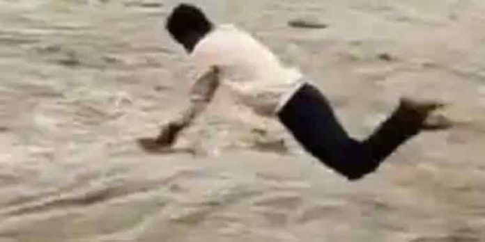 ഗിര്ന നദിയിലേക്ക് എടുത്തുചാടി യുവാവ് ഗിര്ന നദിയിലേക്ക് എടുത്തുചാടി യുവാവ്
