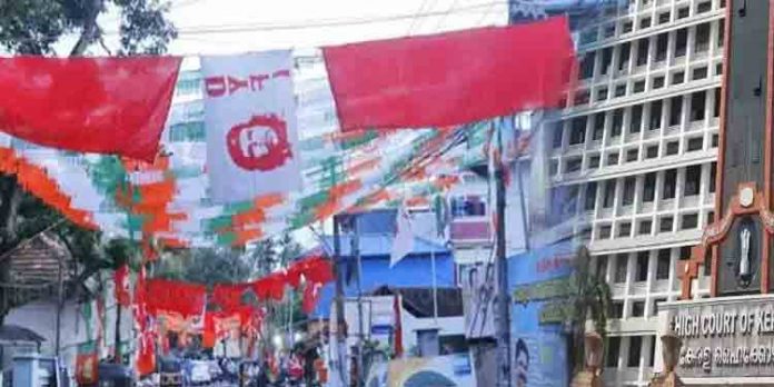 പാതയോരത്ത് കൊടിതോരണങ്ങൾക്ക് നിയന്ത്രണം : സര്ക്കാരിറക്കിയ പുതിയ സര്ക്കുലറിലും ഹൈക്കോടതിക്ക് അതൃപ്തി പാതയോരത്ത് കൊടിതോരണങ്ങൾക്ക് നിയന്ത്രണം : സര്ക്കാരിറക്കിയ പുതിയ സര്ക്കുലറിലും ഹൈക്കോടതിക്ക് അതൃപ്തി
