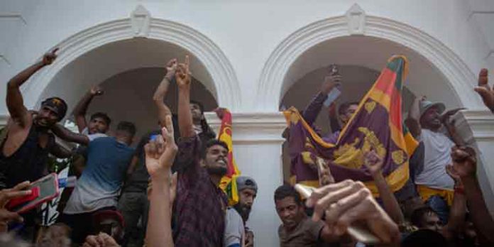 ശ്രീലങ്കയില് ഗോ ഹോം റെനില് മുദ്രാവാക്യവുമായി പ്രക്ഷോഭകര് ശ്രീലങ്കയില് ഗോ ഹോം റെനില് മുദ്രാവാക്യവുമായി പ്രക്ഷോഭകര്
