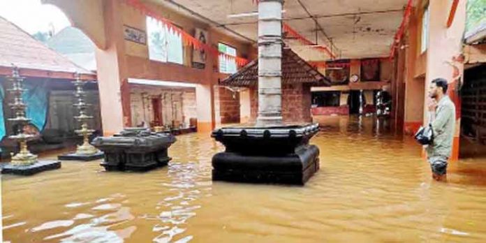 കാസര്കോട്ട് വെള്ളപ്പൊക്ക ഭീഷണി ; നിരവധി കുടുംബങ്ങളെ മാറ്റി പാര്പ്പിച്ചു, മധൂര് ക്ഷേത്രം വെള്ളത്തില് മുങ്ങി കാസര്കോട്ട് വെള്ളപ്പൊക്ക ഭീഷണി ; നിരവധി കുടുംബങ്ങളെ മാറ്റി പാര്പ്പിച്ചു, മധൂര് ക്ഷേത്രം വെള്ളത്തില് മുങ്ങി