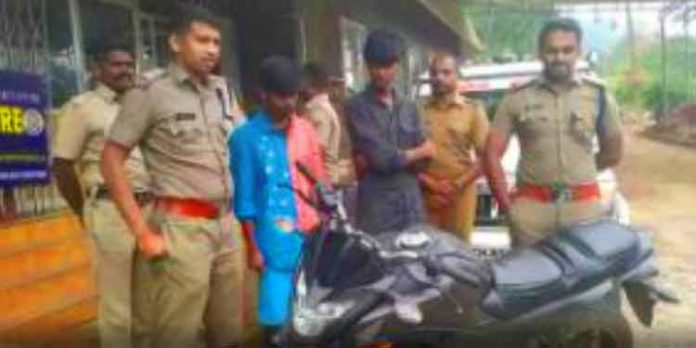 യൂ ട്യൂബ് നോക്കി മോഷണം പഠിച്ച് ബൈക്ക് മോഷ്ടിച്ച രണ്ടുപേർ പോലീസ് പിടിയിൽ യൂ ട്യൂബ് നോക്കി മോഷണം പഠിച്ച് ബൈക്ക് മോഷ്ടിച്ച രണ്ടുപേർ പോലീസ് പിടിയിൽ