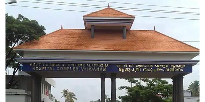മെഡിക്കൽ കോളേജ് ആശുപത്രിയിലെത്തിയ വയോധികനെ സെക്യൂരിറ്റി ജീവനക്കാരൻ കൈയേറ്റം ചെയ്യാൻ ശ്രമിച്ചതായി പരാതി മെഡിക്കൽ കോളേജ് ആശുപത്രിയിലെത്തിയ വയോധികനെ സെക്യൂരിറ്റി ജീവനക്കാരൻ കൈയേറ്റം ചെയ്യാൻ ശ്രമിച്ചതായി പരാതി