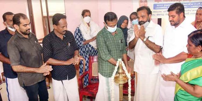 എസ്എസ്എൽസി പ്ലസ് ടു പരീക്ഷകളിൽ ഉന്നത വിജയം നേടിയ കുട്ടികളെയും മുഖ്യമന്ത്രിയുടെ വിദ്യാർഥി പ്രതിഭാ പുരസ്കാരം നേടിയ ആർ റഫീനെയെയും അനുമോദിച്ചു എസ്എസ്എൽസി പ്ലസ് ടു പരീക്ഷകളിൽ ഉന്നത വിജയം നേടിയ കുട്ടികളെയും മുഖ്യമന്ത്രിയുടെ വിദ്യാർഥി പ്രതിഭാ പുരസ്കാരം നേടിയ ആർ റഫീനെയെയും അനുമോദിച്ചു
