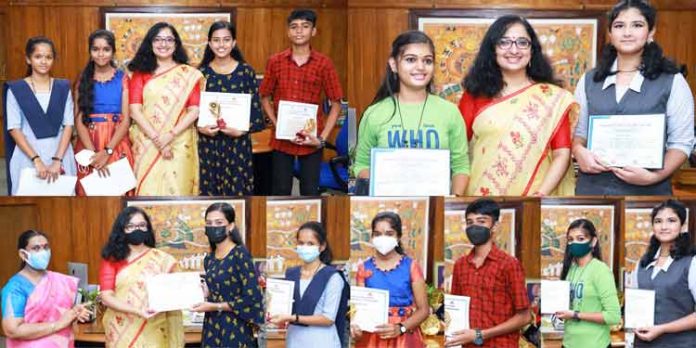 ഹൈസ്കൂള് വിദ്യാര്ഥികള്ക്കായി സംഘടിപ്പിച്ച ക്വിസ് മത്സരവിജയികള്ക്കുളള സമ്മാനദാനം നിര്വഹിച്ചു ഹൈസ്കൂള് വിദ്യാര്ഥികള്ക്കായി സംഘടിപ്പിച്ച ക്വിസ് മത്സരവിജയികള്ക്കുളള സമ്മാനദാനം നിര്വഹിച്ചു