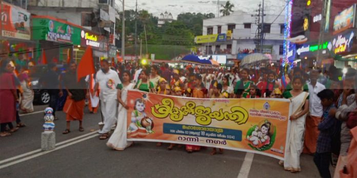 ശ്രീകൃഷ്ണ ജയന്തി ; ക്ഷേത്രങ്ങളും വീഥികളും അമ്പാടികണ്ണനും രാധയും തോഴിമാരുമായി നിറഞ്ഞു ശ്രീകൃഷ്ണ ജയന്തി ; ക്ഷേത്രങ്ങളും വീഥികളും അമ്പാടികണ്ണനും രാധയും തോഴിമാരുമായി നിറഞ്ഞു