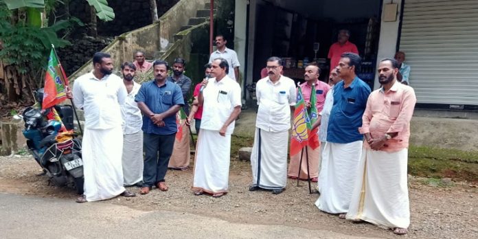 തോട്ടങ്ങളിലെ കാടു വെട്ടി തെളിച്ച് ജനജീവിതത്തിന് സംരക്ഷണം നൽകണം ; ബിജെപി പ്രതിഷേധ സമരം നടത്തി തോട്ടങ്ങളിലെ കാടു വെട്ടി തെളിച്ച് ജനജീവിതത്തിന് സംരക്ഷണം നൽകണം ; ബിജെപി പ്രതിഷേധ സമരം നടത്തി