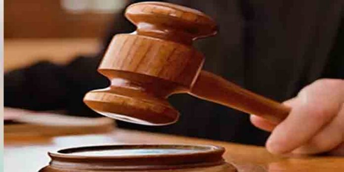 പ്രതി കോടതിയില് നിന്ന് ചാടിപ്പോയി പ്രതി കോടതിയില് നിന്ന് ചാടിപ്പോയി