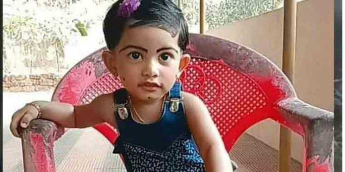 ഉരുൾ പൊട്ടലിൽ മരിച്ച കുഞ്ഞുനുമ്മ തസ്ലിയുടെ കുടുംബത്തെ ആശ്വസിപ്പിക്കാൻ മന്ത്രിയും കളക്ടറും എത്തി ഉരുൾ പൊട്ടലിൽ മരിച്ച കുഞ്ഞുനുമ്മ തസ്ലിയുടെ കുടുംബത്തെ ആശ്വസിപ്പിക്കാൻ മന്ത്രിയും കളക്ടറും എത്തി