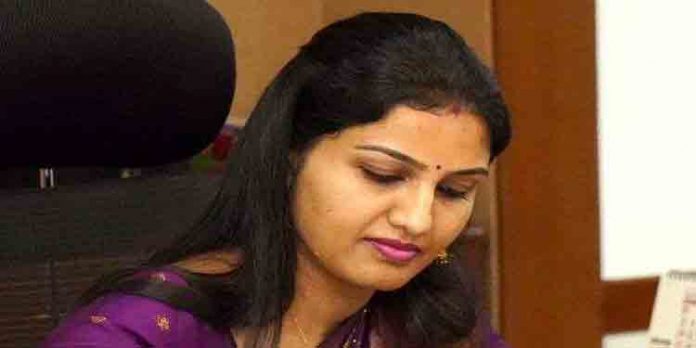 എറണാകുളം ജില്ലയില് അവധി പ്രഖ്യാപിച്ച ജില്ലാ കളക്ടറുടെ നടപടിയില് പ്രതിഷേധം രൂക്ഷം എറണാകുളം ജില്ലയില് അവധി പ്രഖ്യാപിച്ച ജില്ലാ കളക്ടറുടെ നടപടിയില് പ്രതിഷേധം രൂക്ഷം