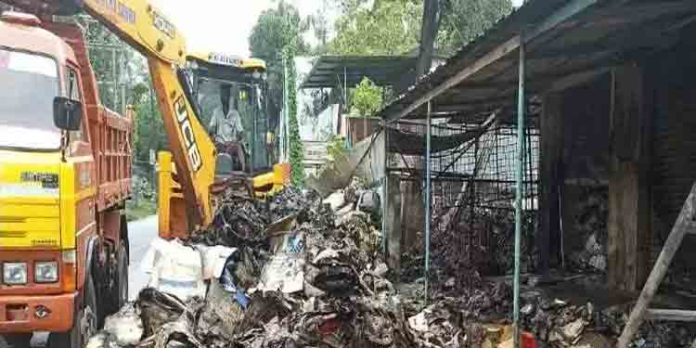 ആക്രിക്കടക്കു മുന്നില് സൂക്ഷിച്ചിരുന്ന സാധനങ്ങള് തീപിടിച്ച് നശിച്ചു ആക്രിക്കടക്കു മുന്നില് സൂക്ഷിച്ചിരുന്ന സാധനങ്ങള് തീപിടിച്ച് നശിച്ചു