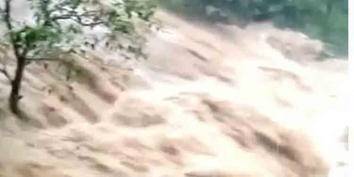 ഇടുക്കിയില് ശക്തമായ മഴ : മൂലമറ്റം ഇലപ്പള്ളിയില് ഉരുള്പൊട്ടി ഇടുക്കിയില് ശക്തമായ മഴ : മൂലമറ്റം ഇലപ്പള്ളിയില് ഉരുള്പൊട്ടി