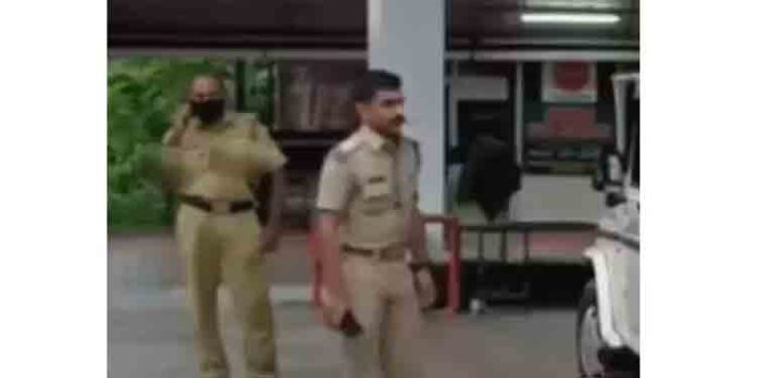 തിരുവനന്തപുരത്ത് പെട്രോള് പമ്പ് സുരക്ഷാ ജീവനക്കാരനെ വെട്ടിക്കൊലപ്പെടുത്താന് ശ്രമം തിരുവനന്തപുരത്ത് പെട്രോള് പമ്പ് സുരക്ഷാ ജീവനക്കാരനെ വെട്ടിക്കൊലപ്പെടുത്താന് ശ്രമം