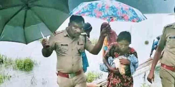 കനത്ത മഴയില് തൃശ്ശൂര് ആദിവാസി കോളനിയില് ഒറ്റപ്പെട്ട ഗര്ഭിണികളെ രക്ഷിച്ച് ആരോഗ്യ വകുപ്പ് കനത്ത മഴയില് തൃശ്ശൂര് ആദിവാസി കോളനിയില് ഒറ്റപ്പെട്ട ഗര്ഭിണികളെ രക്ഷിച്ച് ആരോഗ്യ വകുപ്പ്