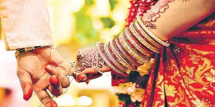 പ്രായപൂര്ത്തിയാകാത്ത പെണ്കുട്ടിയെ വിവാഹം കഴിച്ച കേസില് മകനെയും അച്ഛനെയും പോലീസ് അറസ്റ്റു ചെയ്തു പ്രായപൂര്ത്തിയാകാത്ത പെണ്കുട്ടിയെ വിവാഹം കഴിച്ച കേസില് മകനെയും അച്ഛനെയും പോലീസ് അറസ്റ്റു ചെയ്തു