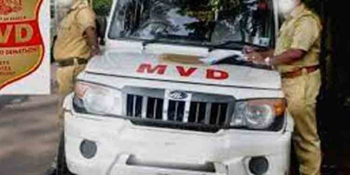ഒരു ഓട്ടോറിക്ഷയില് 16 പേര്; കയ്യോടെ പൊക്കി എംവിഡി ; 4000 രൂപ പിഴ, ലൈസന്സ് പോകും ഒരു ഓട്ടോറിക്ഷയില് 16 പേര്; കയ്യോടെ പൊക്കി എംവിഡി ; 4000 രൂപ പിഴ, ലൈസന്സ് പോകും