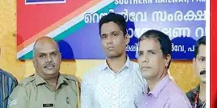 എഴര ലക്ഷത്തിലേറെ വിലമതിക്കുന്ന കറുപ്പുമായി യുവാവ് പിടിയില് എഴര ലക്ഷത്തിലേറെ വിലമതിക്കുന്ന കറുപ്പുമായി യുവാവ് പിടിയില്
