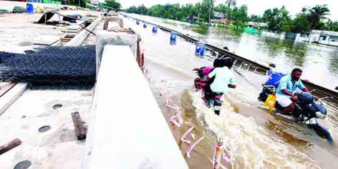 കനത്ത മഴ വെള്ളക്കെട്ട് എ.സി റോഡില് ഗതാഗതം നിരോധിച്ചു കനത്ത മഴ വെള്ളക്കെട്ട് എ.സി റോഡില് ഗതാഗതം നിരോധിച്ചു