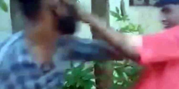 കരുനാഗപ്പള്ളിയില് യുവാവിനെ മര്ദിച്ച കേസിലെ പ്രതി മറ്റ് രണ്ട് യുവാക്കളെക്കൂടി മര്ദ്ദിച്ചു : ദൃശ്യങ്ങള് പുറത്ത് കരുനാഗപ്പള്ളിയില് യുവാവിനെ മര്ദിച്ച കേസിലെ പ്രതി മറ്റ് രണ്ട് യുവാക്കളെക്കൂടി മര്ദ്ദിച്ചു : ദൃശ്യങ്ങള് പുറത്ത്