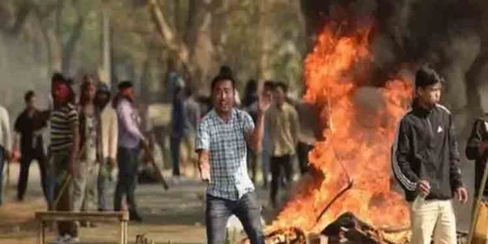 മണിപ്പൂരില് സംഘര്ഷo ; 5 ദിവസത്തേക്ക് ഇന്റര്നെറ്റ് സേവനം നിര്ത്തിവെച്ചു മണിപ്പൂരില് സംഘര്ഷo ; 5 ദിവസത്തേക്ക് ഇന്റര്നെറ്റ് സേവനം നിര്ത്തിവെച്ചു