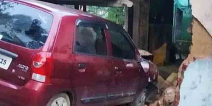 കാര് കടയിലേക്ക് ഇടിച്ചു കയറി കൂടല് എസ്ഐയ്ക്കും സഹോദരിക്കും മാതാവിനും പരിക്ക് കാര് കടയിലേക്ക് ഇടിച്ചു കയറി കൂടല് എസ്ഐയ്ക്കും സഹോദരിക്കും മാതാവിനും പരിക്ക്