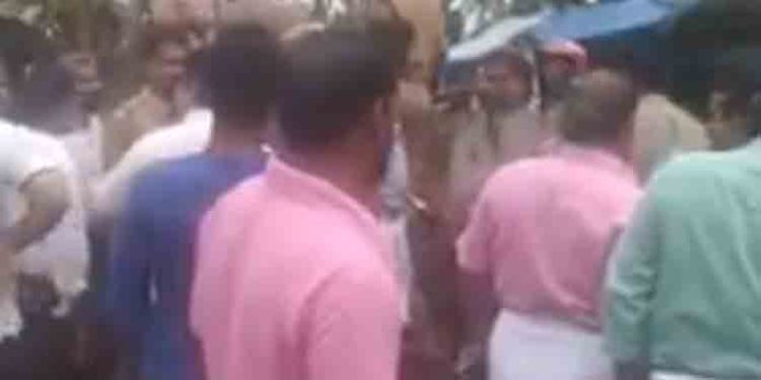 നാദാപുരത്ത് പൊളിച്ചുകൊണ്ടിരുന്ന വീടിന്റ മേല്ക്കൂര ഇടിഞ്ഞുവീണ് മൂന്ന് തൊഴിലാളികള്ക്ക് പരുക്ക് നാദാപുരത്ത് പൊളിച്ചുകൊണ്ടിരുന്ന വീടിന്റ മേല്ക്കൂര ഇടിഞ്ഞുവീണ് മൂന്ന് തൊഴിലാളികള്ക്ക് പരുക്ക്