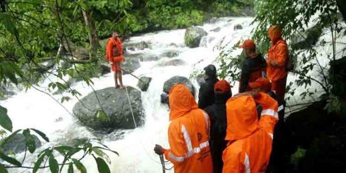 ഇടുക്കിയില് ഒഴുക്കില്പ്പെട്ട കുട്ടിയെ കണ്ടെത്താനായില്ല, തിരച്ചില് അവസാനിപ്പിച്ചു ഇടുക്കിയില് ഒഴുക്കില്പ്പെട്ട കുട്ടിയെ കണ്ടെത്താനായില്ല, തിരച്ചില് അവസാനിപ്പിച്ചു